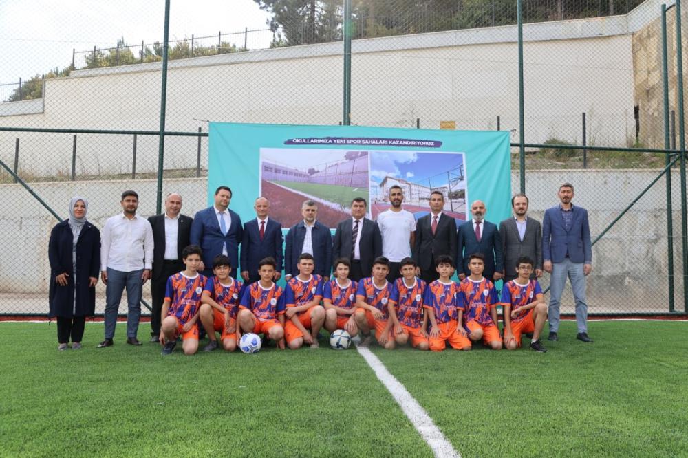 SULTANBEYLİ’DE OKULLARA 15 YENİ SPOR SAHASI KAZANDIRILDI