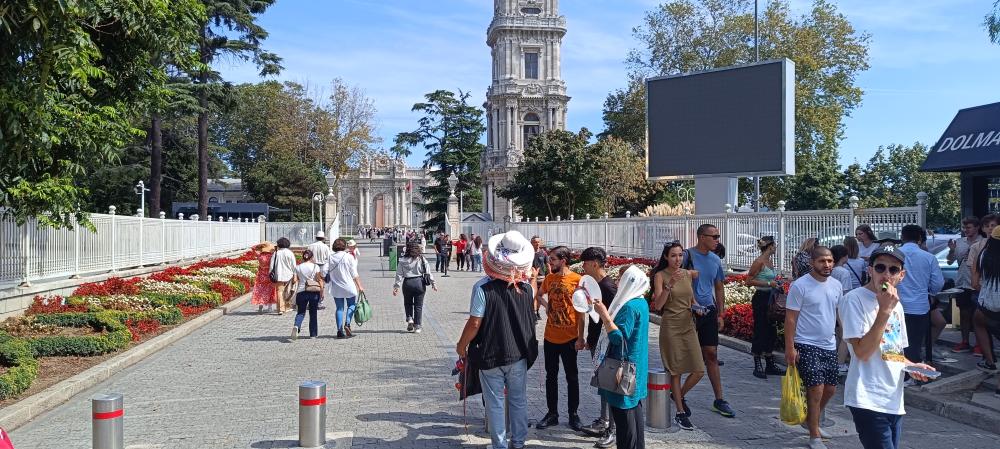 İSTANBUL'UN İNCİSİ DOLMABAHÇE SARAYI ZİYARETÇİ AKININA UĞRUYOR!