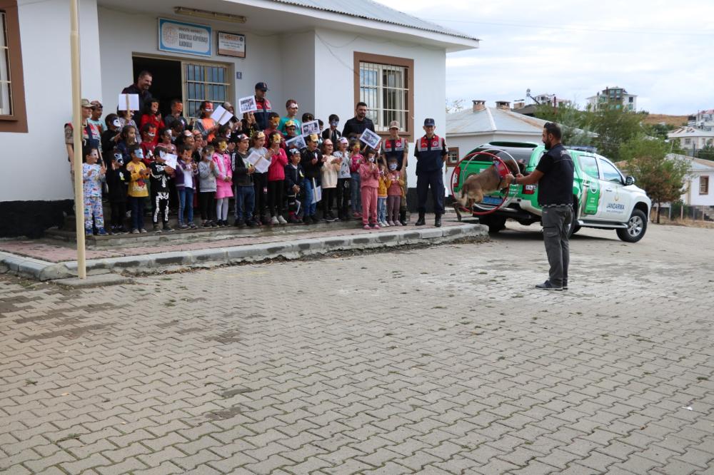 BİNGÖL'DE JANDARMA, ÖĞRENCİLERE HAYVAN SEVGİSİNİ ANLATTI VE HEDİYELER VERDİ