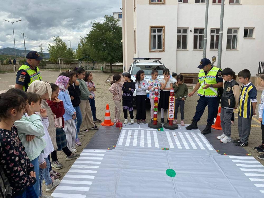 BİNGÖL İL JANDARMA KOMUTANLIĞI TRAFİK EKİPLERİ, OKULLARDA TRAFİK BİLİNCİ OLUŞTURDU