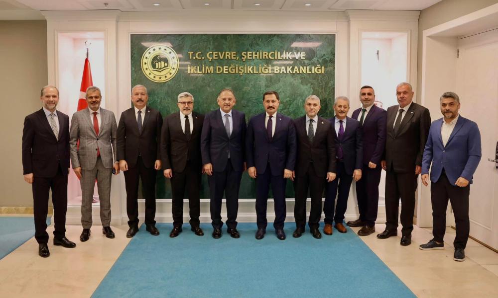 HATAY VALİSİ, MİLLETVEKİLLERİ VE BELEDİYE BAŞKANI, BAKAN ÖZHASEKİ İLE ŞEHRİN YENİDEN İNŞASI ÜZERİNE GÖRÜŞTÜ