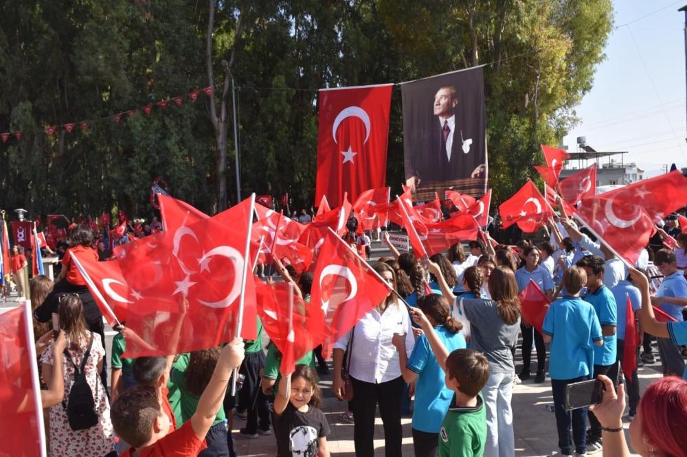 HATAY BURUK ANILARINA RAĞMEN CUMHURİYET BAYRAMINI HEYECAN VE BAĞLILIKLA KUTLADI