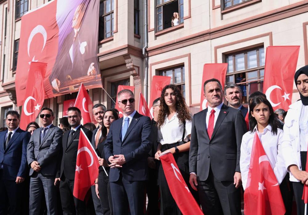 KARAKÖY RIHTIMI'NA 'İLK ADIM ANITI' YERLEŞTİRİLDİ.