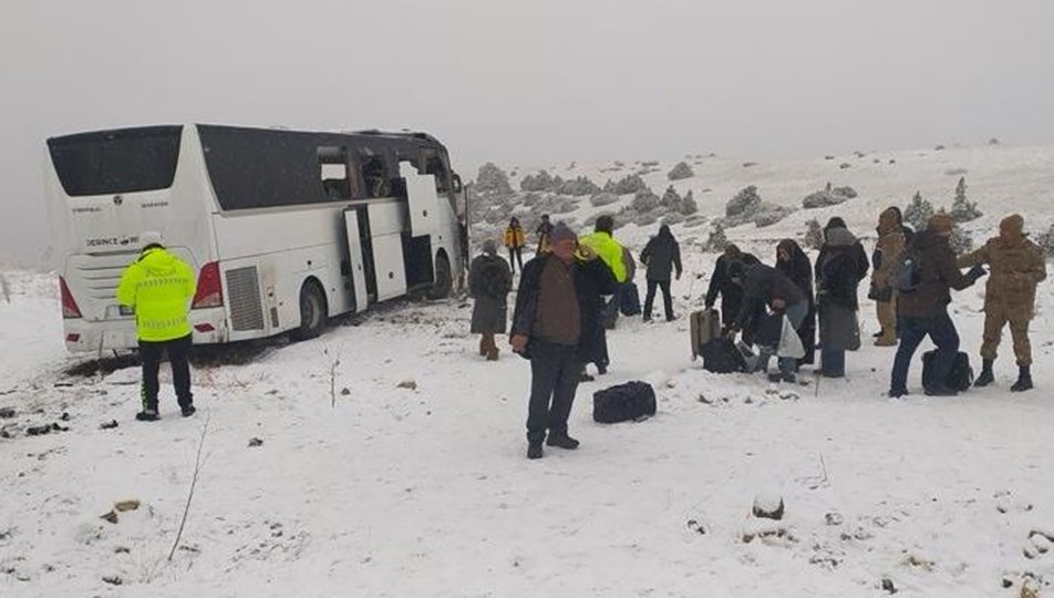 KARS’TA ZİNCİRLEME KAZA! İKİ KİŞİ HAYATINI KAYBETTİ, SEKİZ KİŞİ YARALANDI.