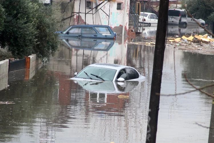 ANTALYA'DA KUVVETLİ YAĞIŞ VE SEL SEBEBİYLE HAYAT DURDU