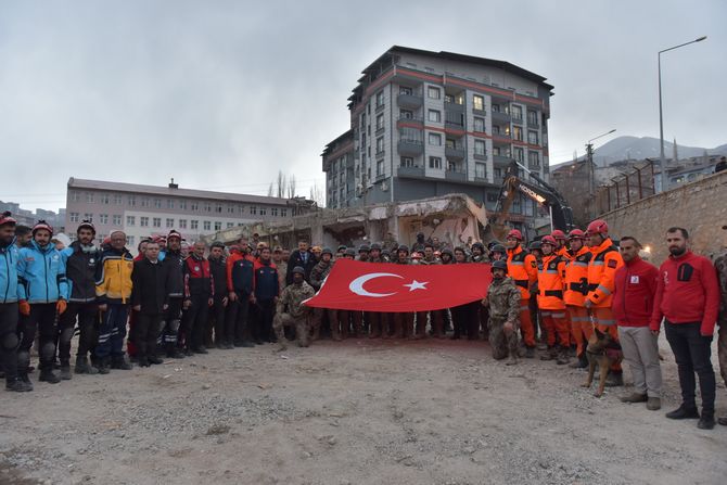 VALİ ÇELİK DEPREM TATBİKATINA KATILDI