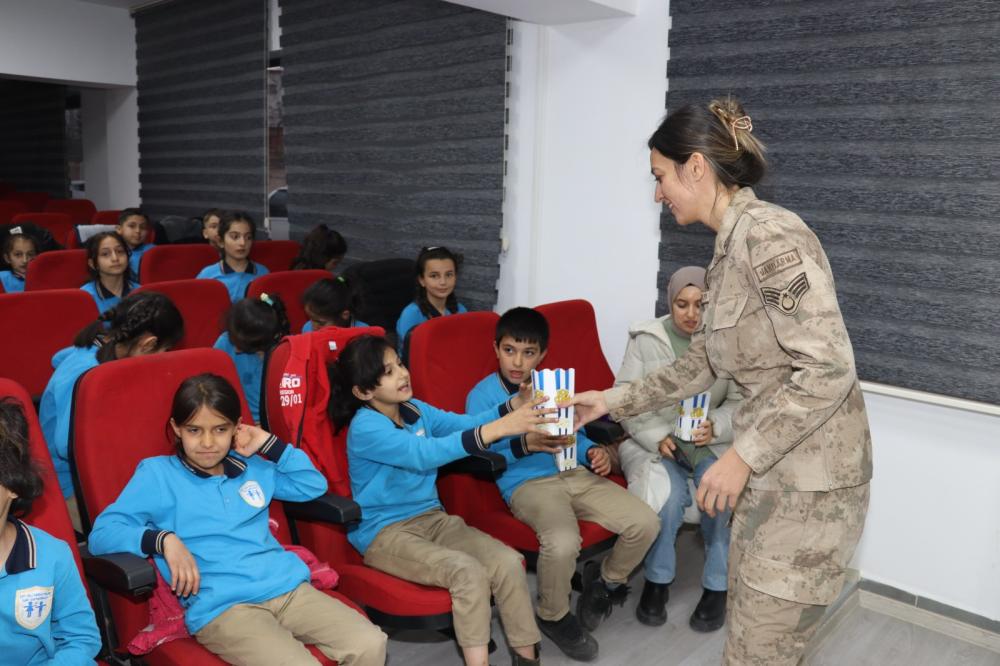 Jandarmadan Minik Kalplere Sinema Etkinliği 