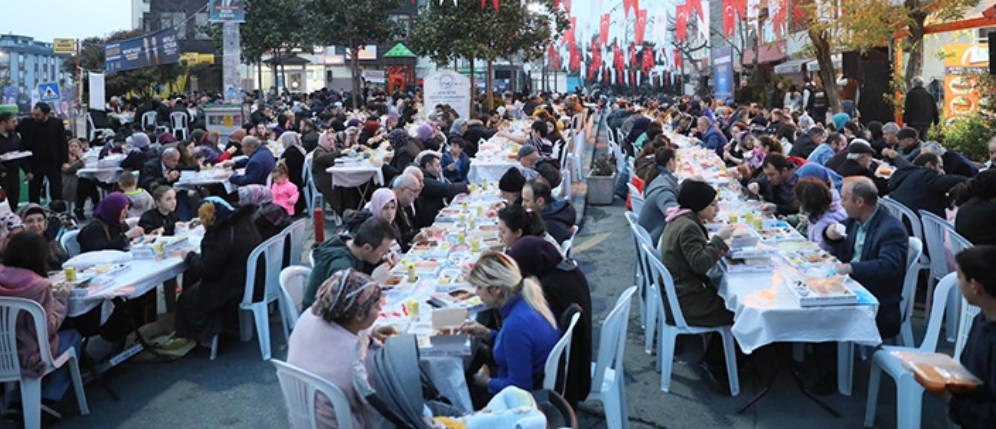 KAĞITHANE'DE RAMAZAN BEREKETİ MAHALLE, SOKAK, CADDE VE  MEYDANLARA TAŞTI