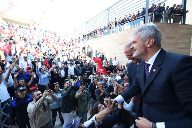 ÖNTÜRK, MAZBATASINI ALDIKTAN SONRA EXPO ALANINDA COŞKULU BİR KALABALIK İLE KUCAKLAŞTI.