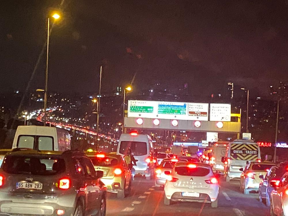 İSTANBUL'DA BAYRAM TRAFİĞİ ÇİLESİ GEÇ SAATLERE KADAR DEVAM ETTİ.