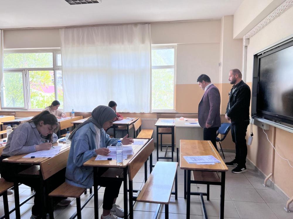 HAKKARİ’DE BURSLULUK SINAVI BAŞARIYLA TAMAMLANDI