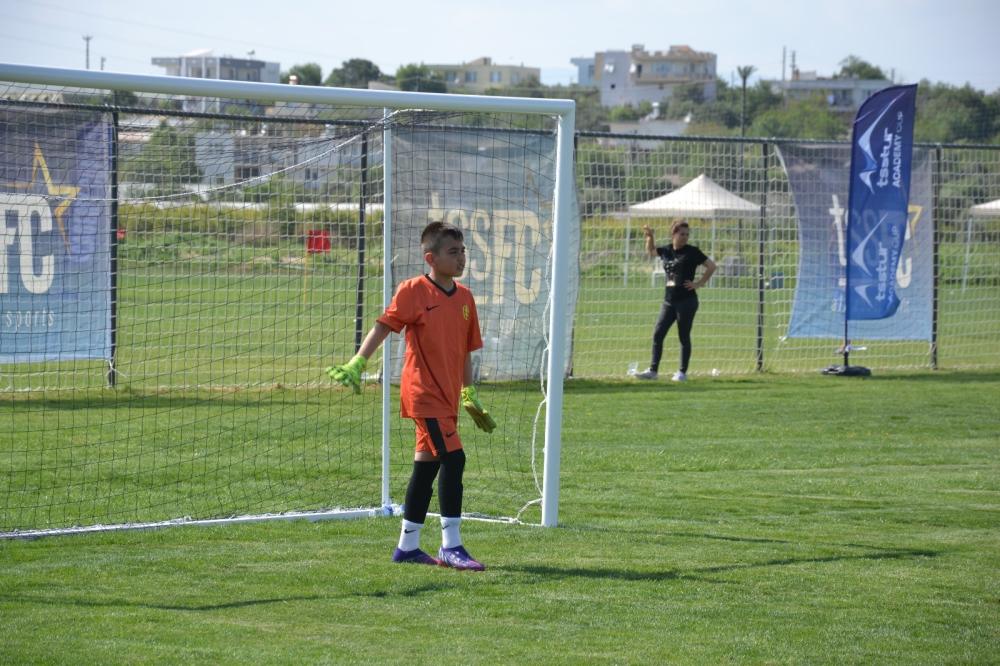  ESKİŞEHİRSPOR’UN U11 KALECİSİ ENES KAĞAN ALABUÇAK  GELECEK İÇİN ÜMİT VERİYOR