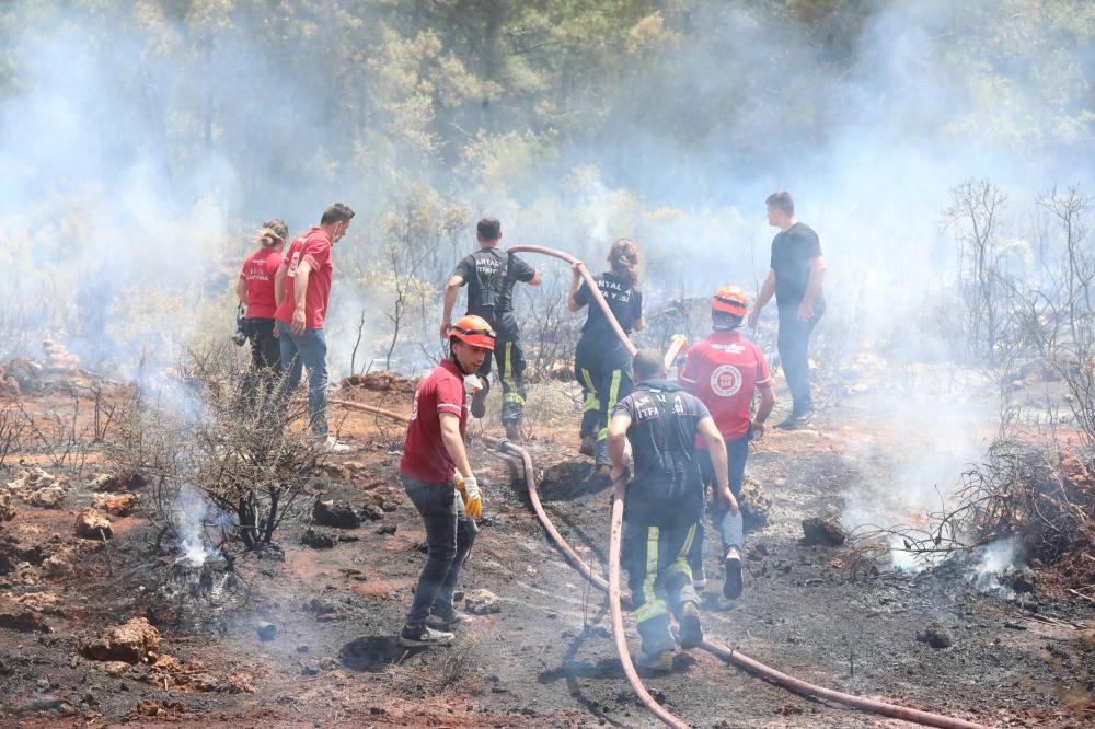 KONYAALTI İLÇESİNDE ÇIKAN YANGIN KONTROL ALTINA ALINDI