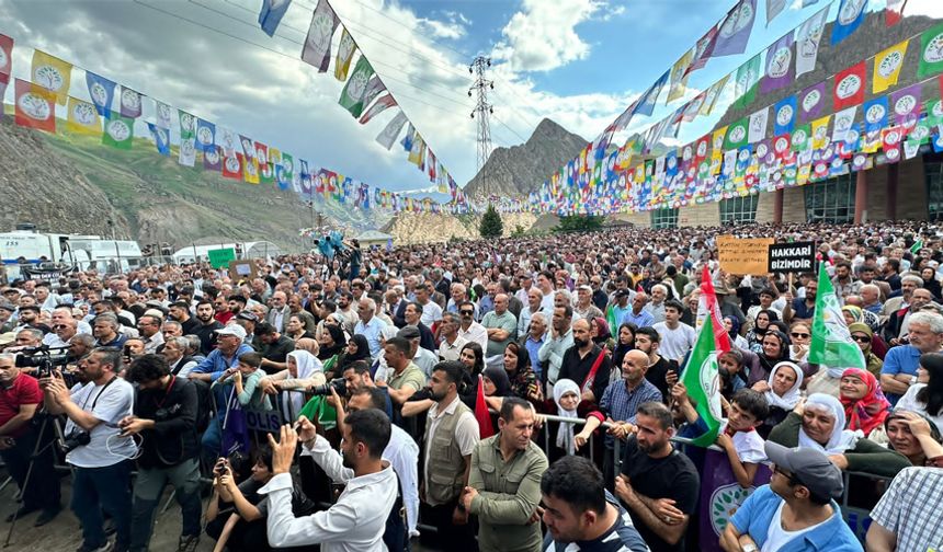 HAKKARİ'DE KAYYIM ATAMASINA KARŞI MİTİNG YAPILDI