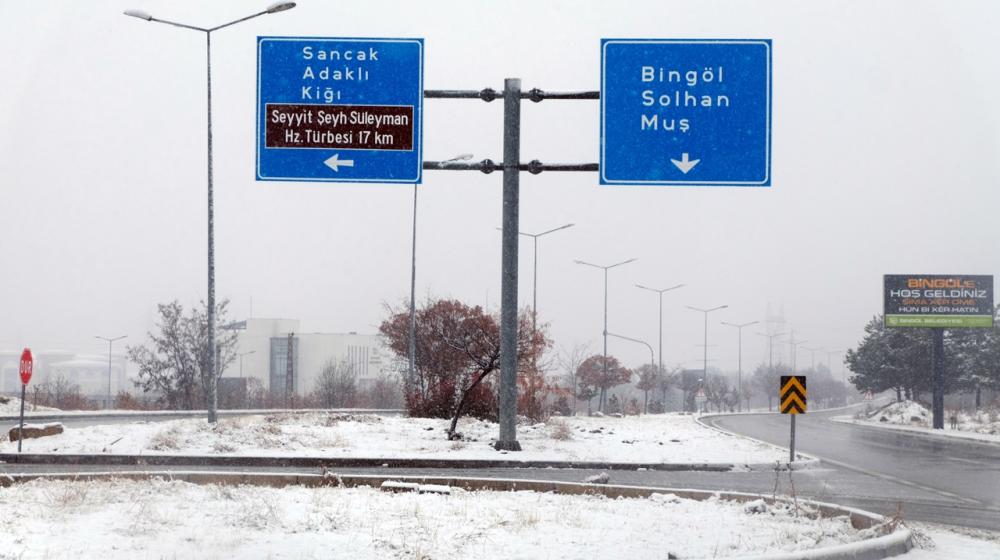 BİNGÖL'DE YOĞUN KAR YAĞIŞI NEDENİYLE EĞİTİME ARA VERİLDİ