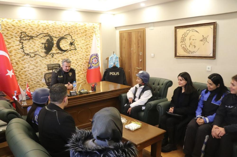 POLİS OLMAYI HAYAL EDEN ÇUKURCALI ÖĞRENCİLER EMNİYET MÜDÜRLÜĞÜ’NÜ ZİYARET ETTİ