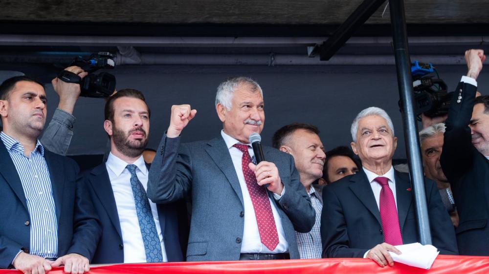 ADANA’DAKİ BASIN AÇIKLAMASI MİTİNGE DÖNÜŞTÜ: DEMOKRASİ VURGUSU ÖNE ÇIKTI