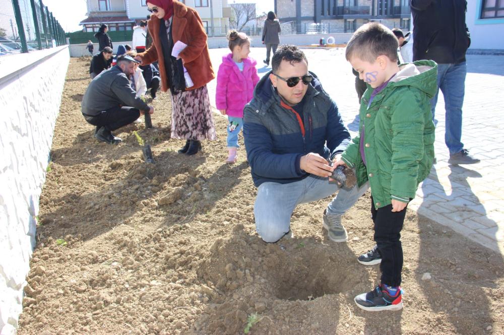 GELİBOLU’DA ANAOKULU ÖĞRENCİLERİNDEN FİDAN DİKME ETKİNLİĞİ