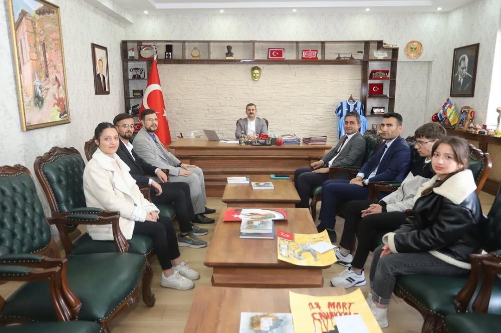“ÇANAKKALE RUHU” YARIŞMASINDA DERECEYE GİREN ÖĞRENCİLERDEN KAYMAKAM KUMCU’YA ZİYARET