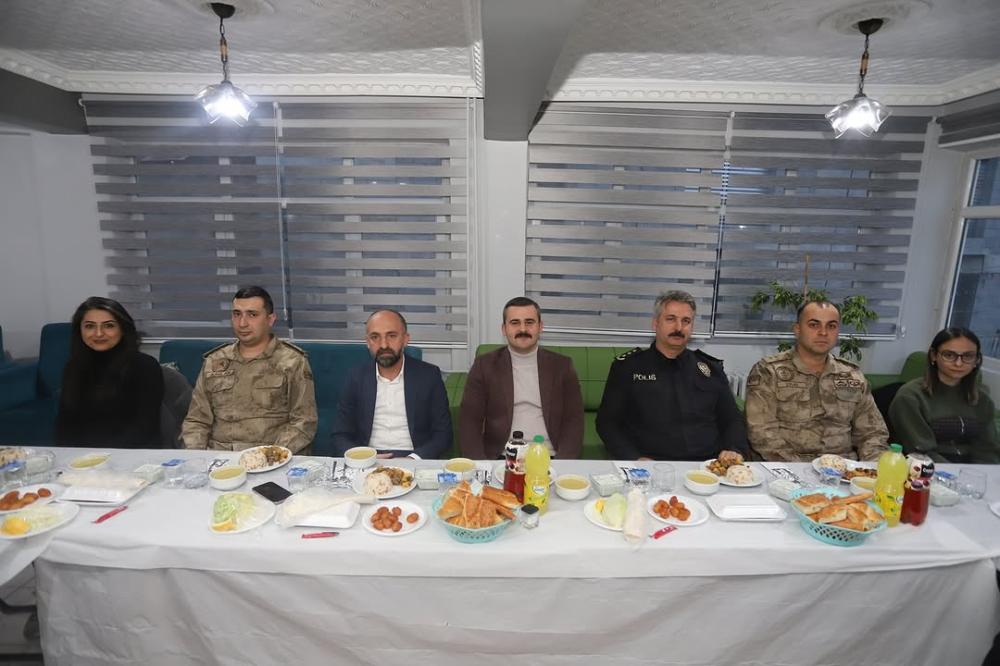ÇUKURCA’DA İFTAR PROGRAMI: KAYMAKAM KUMCU, İLÇE PROTOKOLÜ VE MUHTARLARLA BİR ARAYA GELDİ