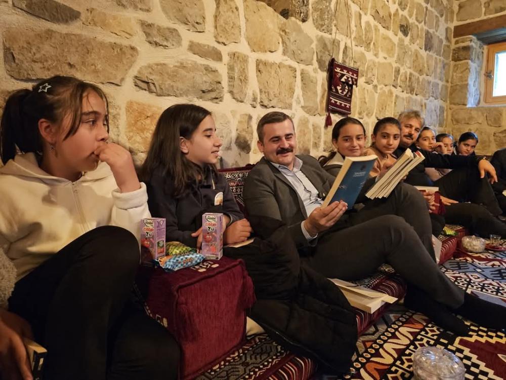 ÇUKURCA’DA KAYMAKAMDAN ÖĞRENCİLERE KİTAP SÜRPRİZİ