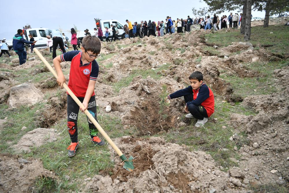 KAYSERİ'DEN GELECEĞE NEFES: ÖĞRENCİLERLE BİRLİKTE BİNLERCE FİDAN TOPRAKLA BULUŞTU