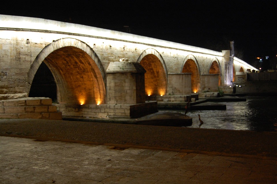 ÜSKÜP TAŞ KÖPRÜSÜNE TÜRK BELEDİYESİNDEN 9 MİLYON MKD’LİK AYDINLATMA DESTEĞİ