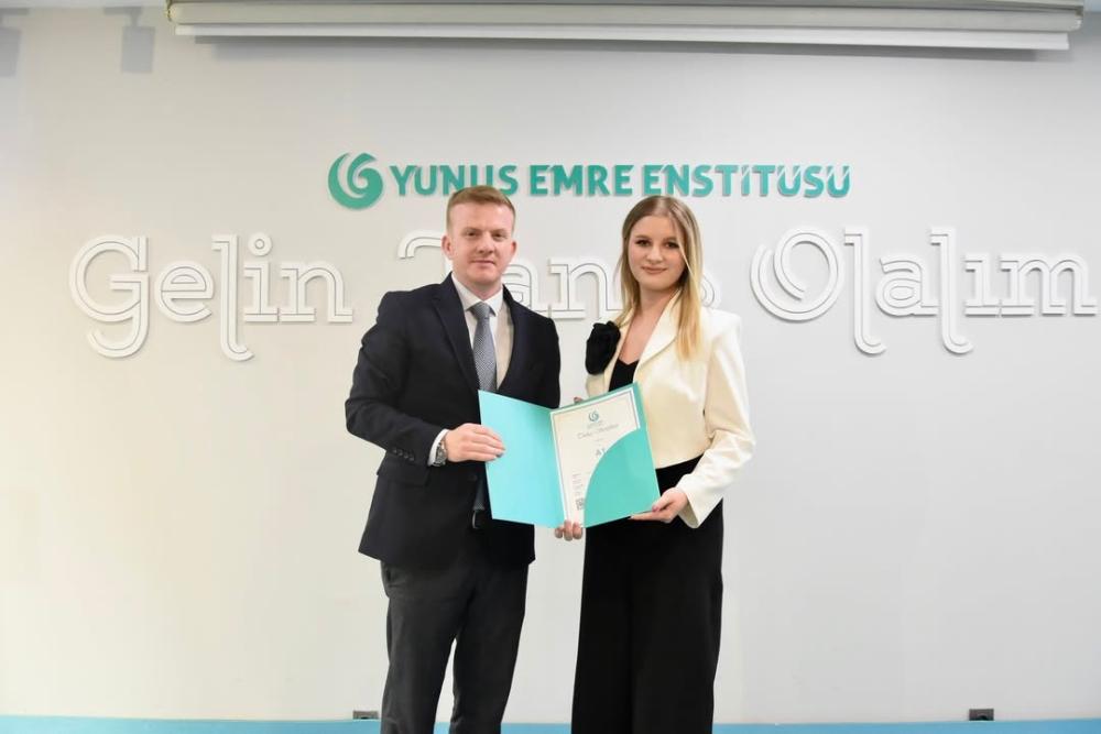 ÜSKÜP YUNUS EMRE ENSTİTÜSÜ’NDE TÜRKÇE KURSİYERLERİ SERTİFİKALARINI ALDI